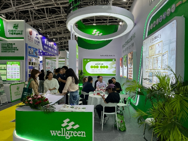 Senior executives in a serious discussion about natural extract sourcing at WHPE 2025 Senior executives in a serious discussion about natural extract sourcing at WHPE 2025